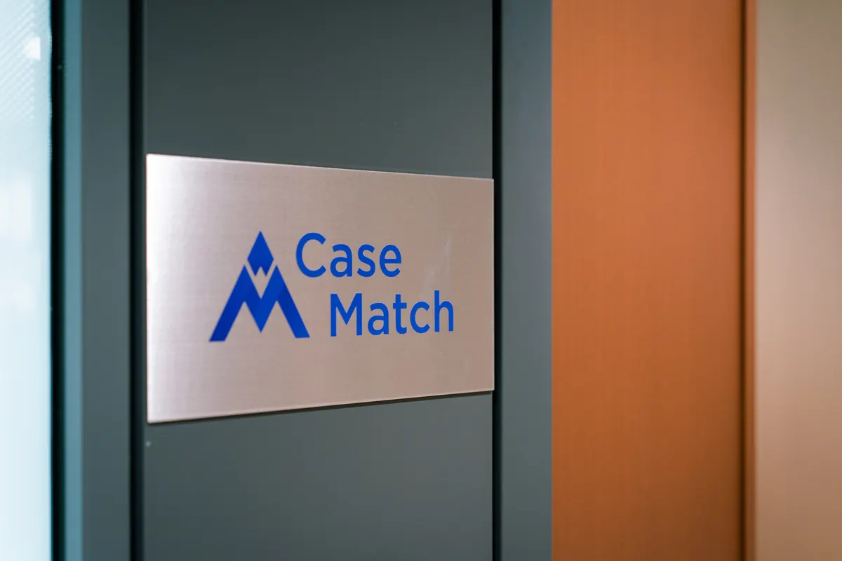 オフィス入口の CaseMatch ロゴサイン